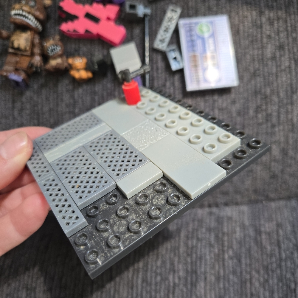 Five Nights At Freddys Construction Set Parts And Pieces With 2 Figures - Picture 3 of 8